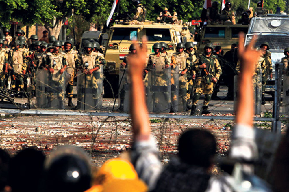 HAOS U EGIPTU: 80 mrtvih u obračunu vojske i Morsijevih pristalica!