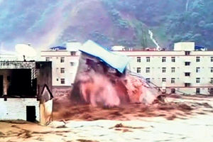 Nabujala reka u Kini rušila zgrade