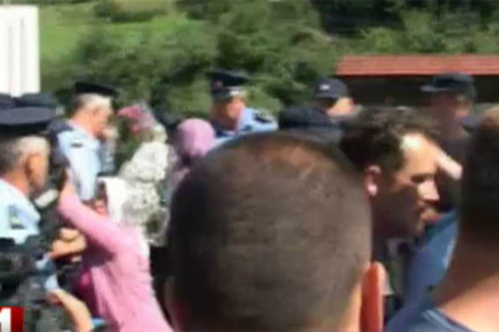 VASIĆ: Policija nije silom išla na Majke Srebrenice!
