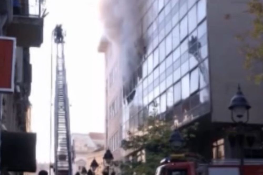 BEOGRAD: 30 vatrogasaca gasilo požar u Komercijalnoj banci