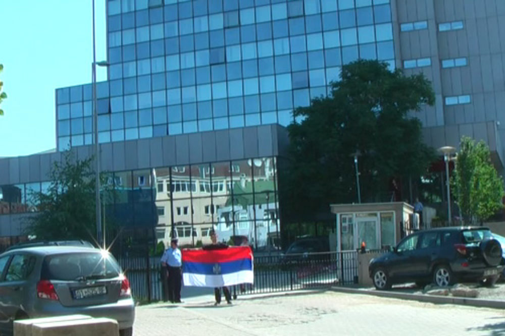 Srbin pretučen i uhapšen zbog srpske zastave u centru Prištine!