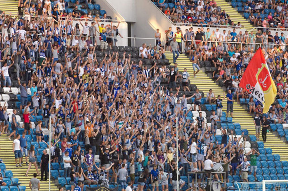 Navijači Černomoreca na svom stadionu gledaju prenos sa Marakane