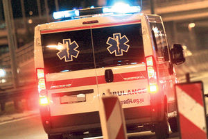TEŠKA NESREĆA U SREMČICI: Auto udario u banderu, povređene vadili iz smrskanog vozila