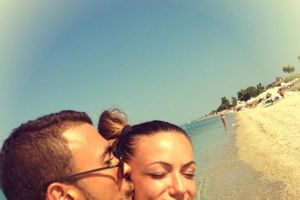 SINDI U TOPLESU: Uživanje na plaži sa dečkom Urošem