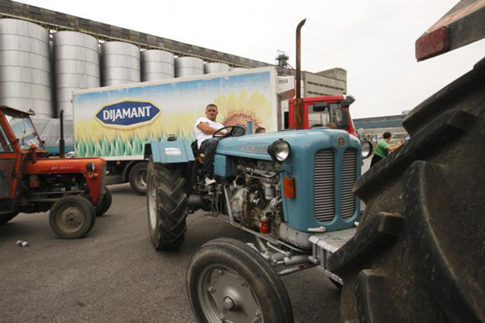 PROTEST RATARA: Dijamant i Žitoprodukt blokirani traktorima