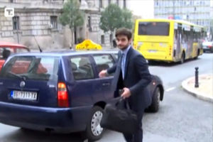 PRVI DAN NA POSLU: Lazar Krstić taksijem do Vlade!