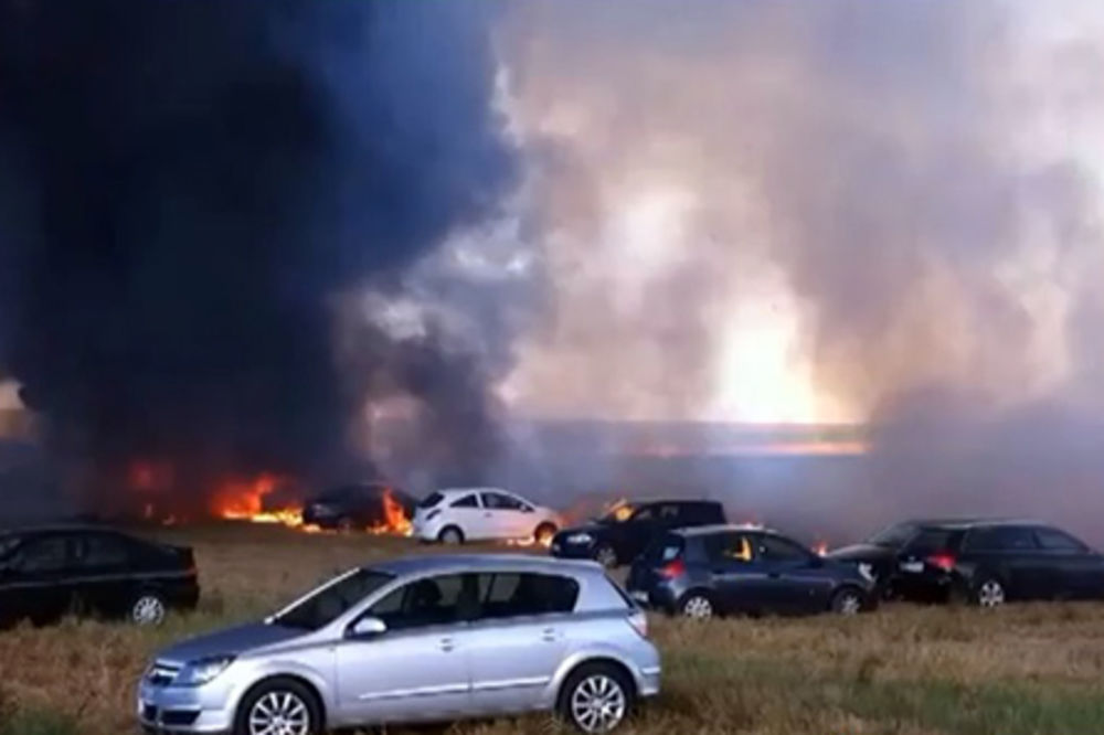 MALO POPILI: Raspalili roštilj i zapalili 64 automobila!