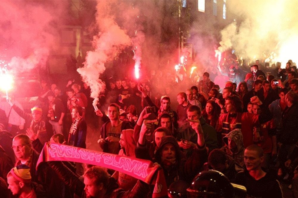 HAOS U PRAGU: Žestoki sukobi navijača Slavije i Sparte!