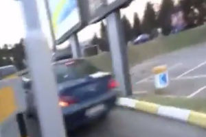 DIVLJI DIVLJAJU: Taksista prevarant polomio nogu kolegi na Aerodromu jer ga je snimao!