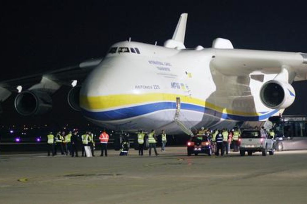 JEDVA SE SMESTIO: Na zagrebački aerodrom sleteo najveći avion na svetu