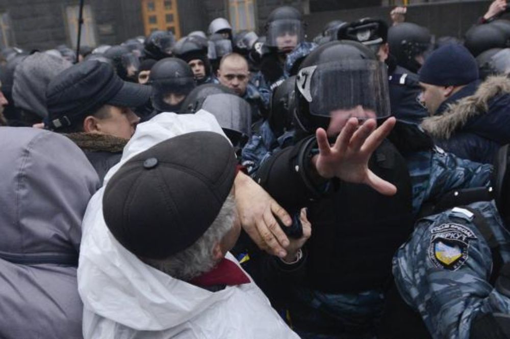 UKRAJINCI HOĆE U EU: Demonstranti se sukobili sa policijom ispred vlade
