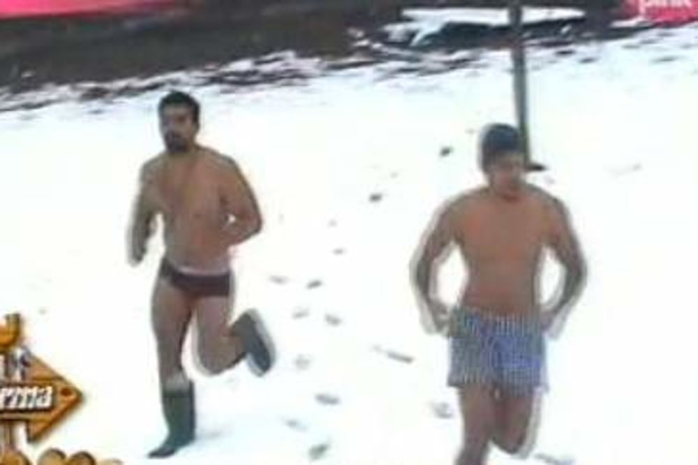 PRAZNIK ZA ŽENE: Marko i Boris goli trčali po snegu!