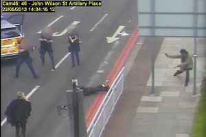 HTEO DA KASAPI POLICAJCE: Trenutak kada u Londonu pucaju na ubicu vojnika!
