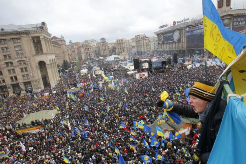 Na protestu u Kijevu stotine hiljada ljudi, pristalice Vlade drže odvojen skup