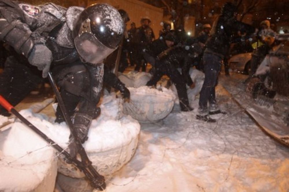 SRUŠILI BARIKADE: Policija zauzela Trg nezavisnosti u Kijevu