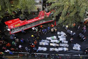 STRAVIČNA NESREĆA: Filipinski autobus probio ogradu, poginula 22 putnika