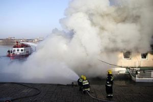 Ugašen požar na splavu "Pirana" kod Beogradskog sajma