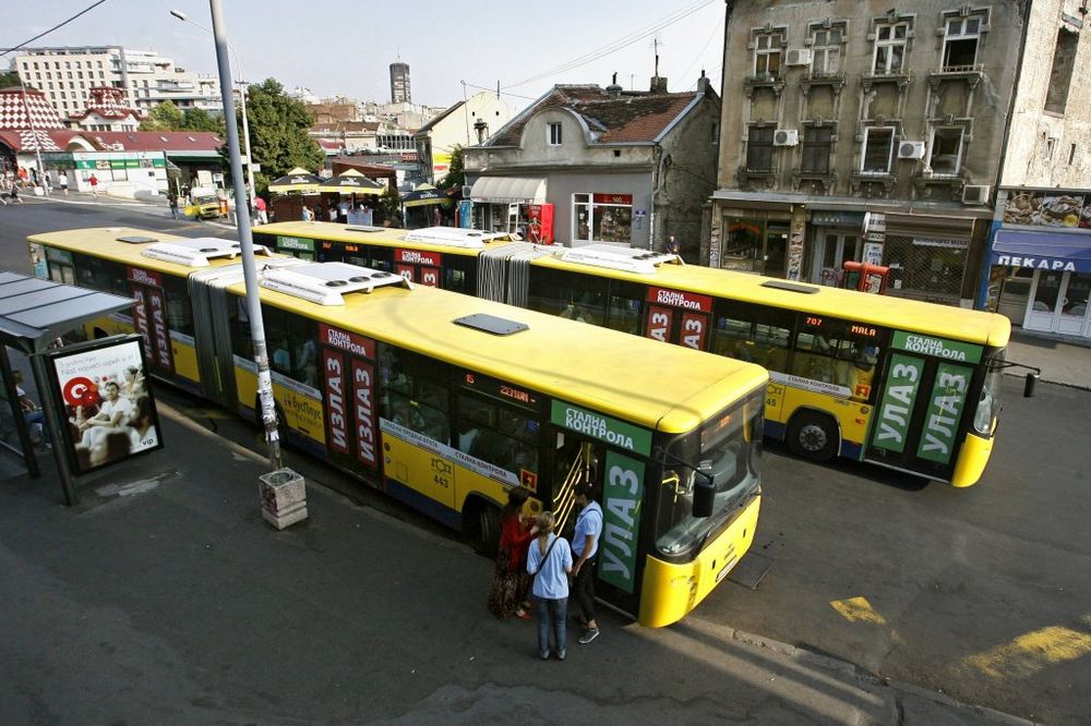 SRAMOTA: Kontrolori izbacili iz autobusa ženu koja je nosila pune kese pomoći!