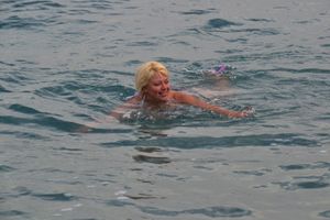 IDEMO U ANTALIJU: Turisti uživali u kupanju, temperatura mora 17 stepeni
