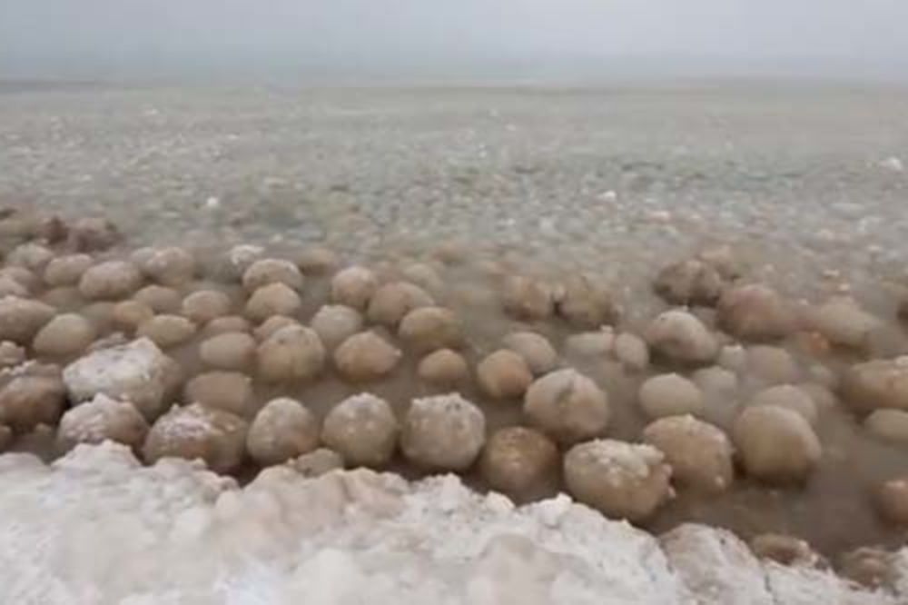 FENOMEN: Ogromne ledene kugle preplavile jezero Mičigen!