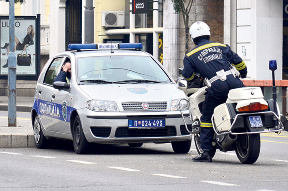 SAOBRAĆAJKA U FUTOGU: Oboren policajac na motoru!
