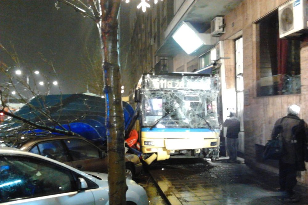 VOZILO GSP NA TROTOARU: Autobusu otkazala elektronika, dvoje povređenih!
