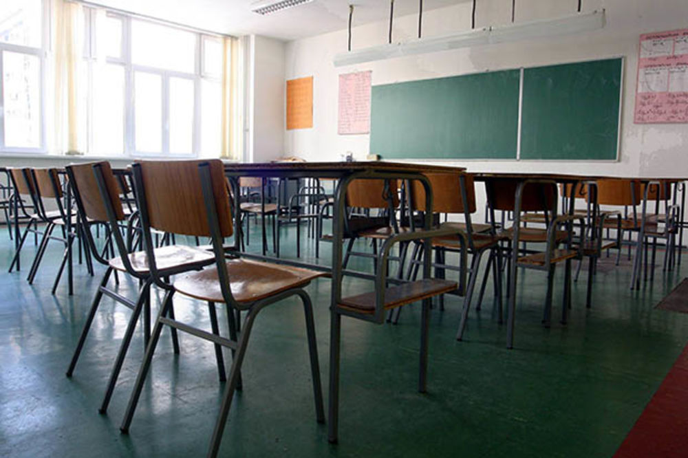 SINDIKATI UPOZORAVAJU: I dalje traje partijsko zapošljavanje u školama u Srbiji!