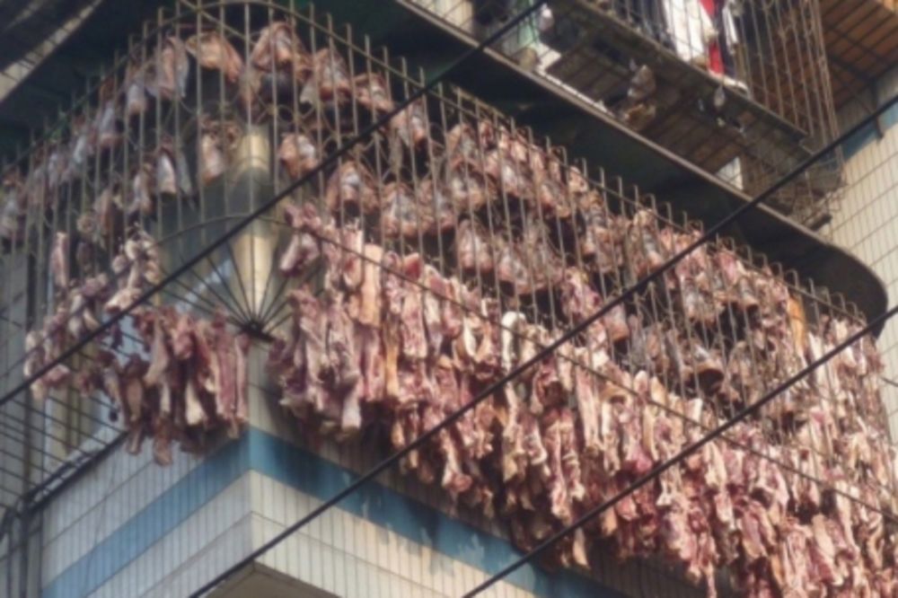 ZAVESA OD MESA: Kinezi suše svinjetinu na terasama!