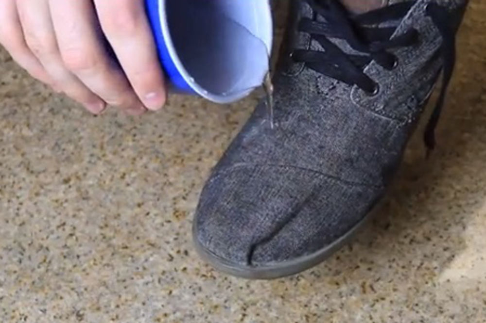 SAVET ZA PREDSTOJEĆI SNEŽNI VIKEND: Napravite vodootporne cipele za samo 10 minuta!