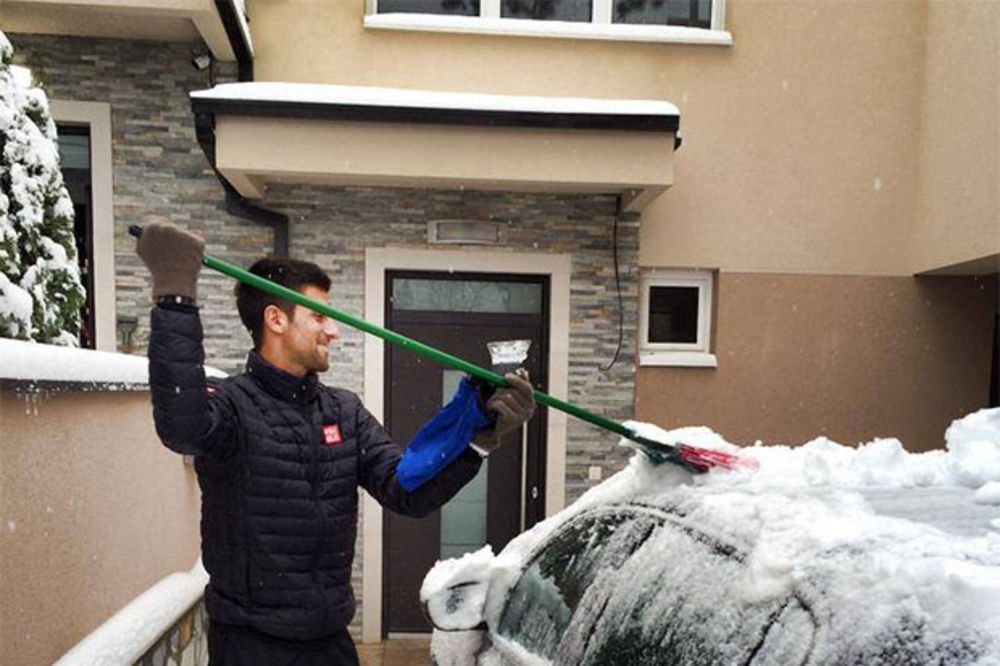 METLICA, LOPATICA: Novak čistio sneg u Beogradu