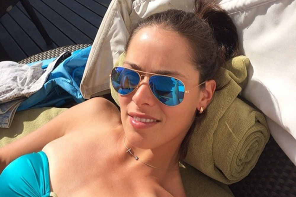 TEŠI SE SAMA: Seksi Ana Ivanović u bikiniju uživa na arapskom suncu