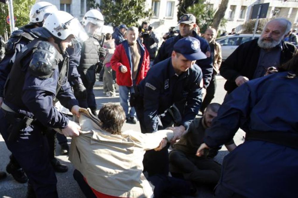 ZAVRŠENI PROTESTI U PODGORICI: Povređeno više policajaca, privedeno 20 osoba!