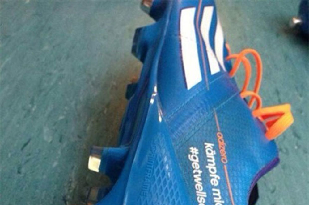 ZA ŠUMAHERA: Podolski nosi kopačke posvećene vozaču Formule 1 u finalu FA kupa