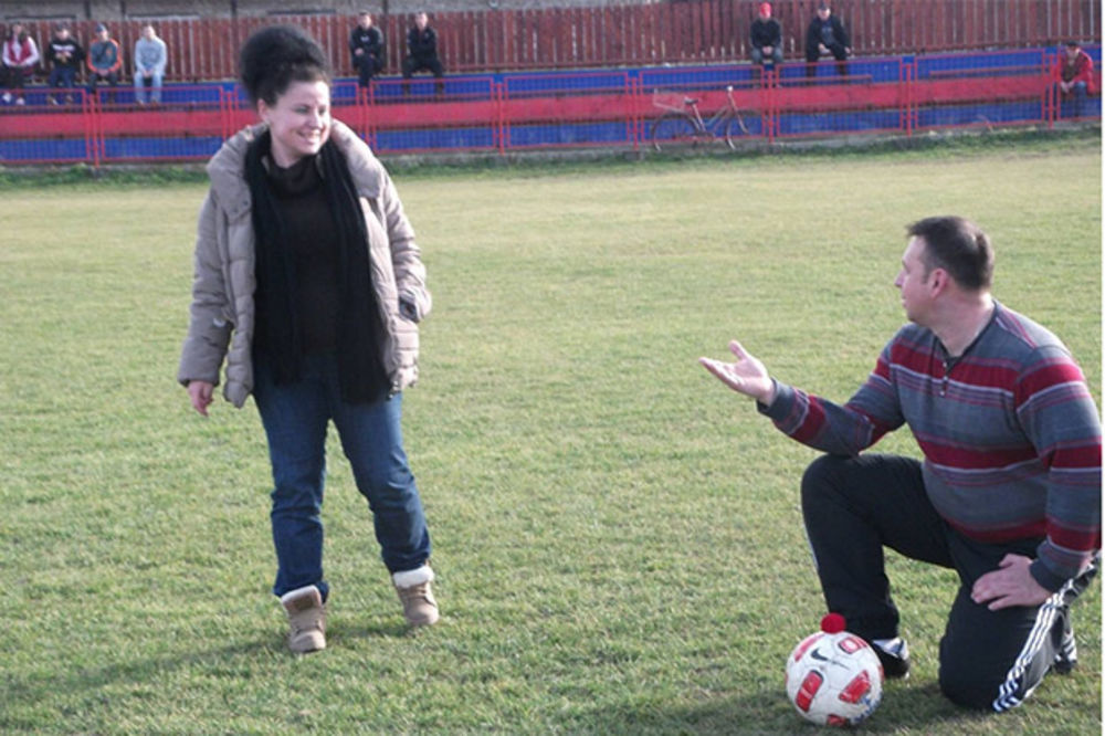 ROMANTIKA: Trener Tise iz Padeja zaprosio predsednicu kluba na centru terena