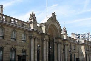 PARIZ: Grinpis izručio pet tona uglja 2.000 litara zagađene vode ispred Jelisejske palate