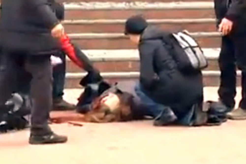 BEZ MILOSTI Uznemirujući video: U Ukrajini izrešetali ženu nasred ulice!