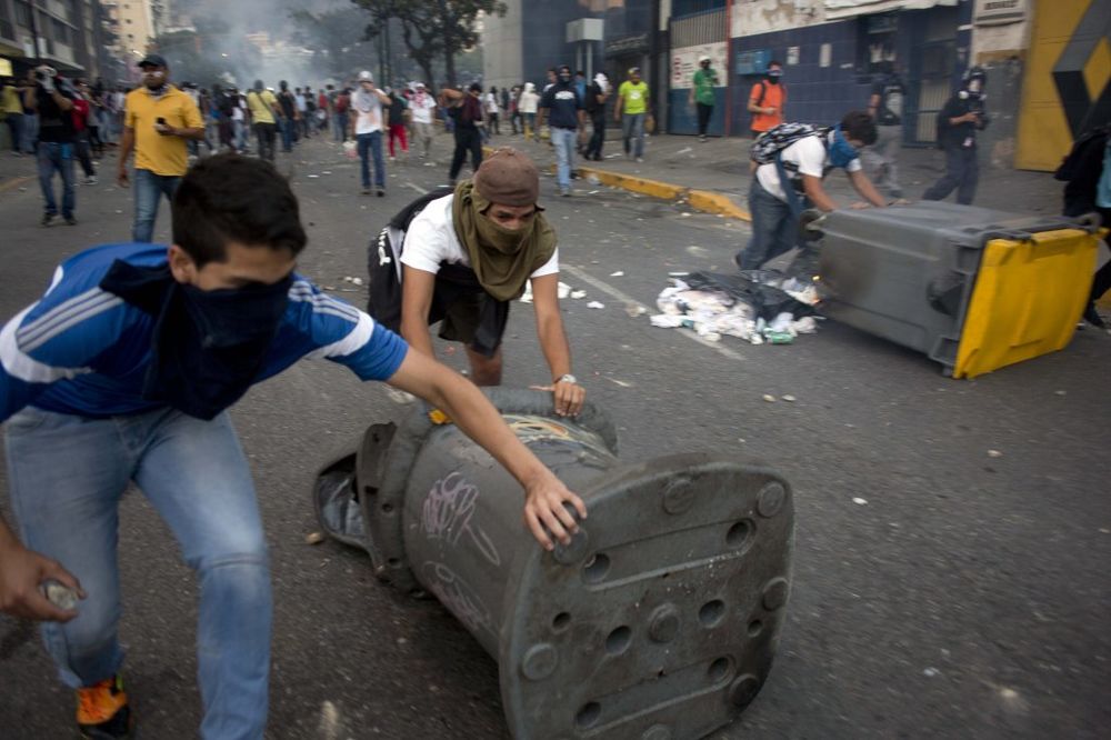 KRV NA ULICAMA KARAKASA: Još troje mrtvih na protestima u Venecueli!