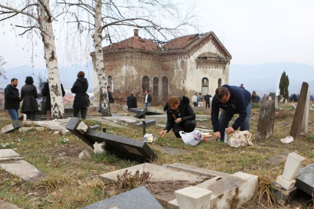 ZADUŠNICE: Srbi odustali od obilaska pravoslavnog groblja u Đakovici