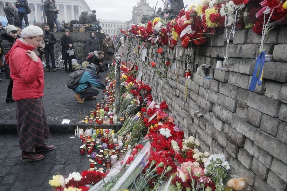 Ukrajina: U Kijevu spontana komemoracija za žrtve protesta