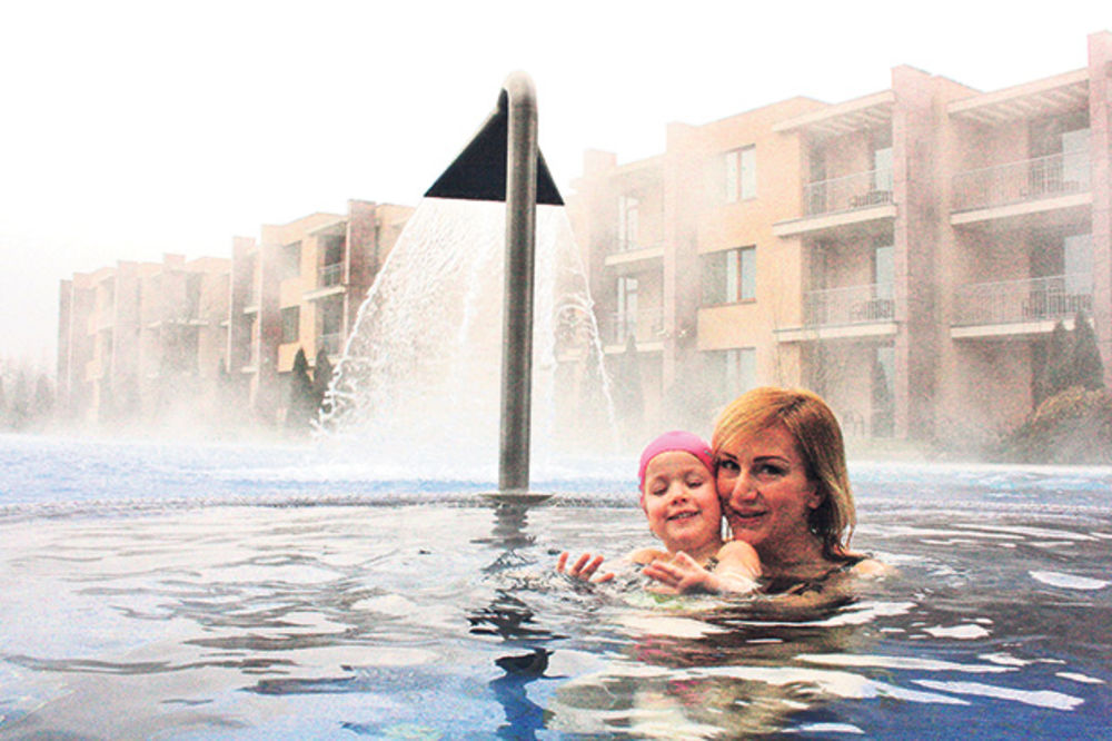 RELAKSIRANJE: Leontina se i zimi kupa u spoljašnjem bazenu