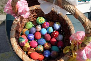 ZABORAVITE ŠTETNU HEMIJU: Ofarbajte jaja bojama iz prirode