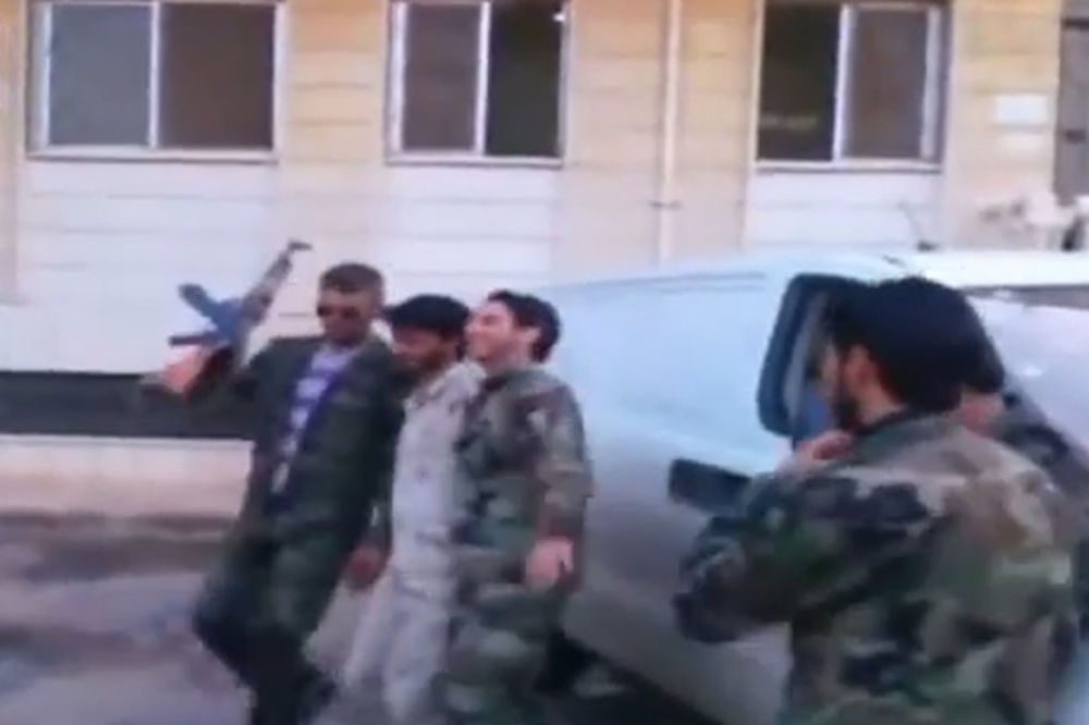 Sirijski vojnici igraju kolo pred bitku (VIDEO)
