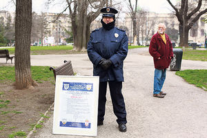 Policajac u parku štrajkuje glađu!