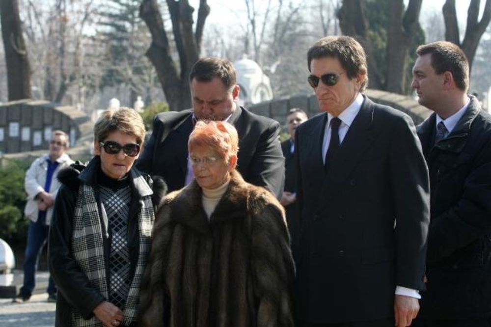 Porodica i prijatelji odali poštu Đinđiću, građani šetali za Zorana!