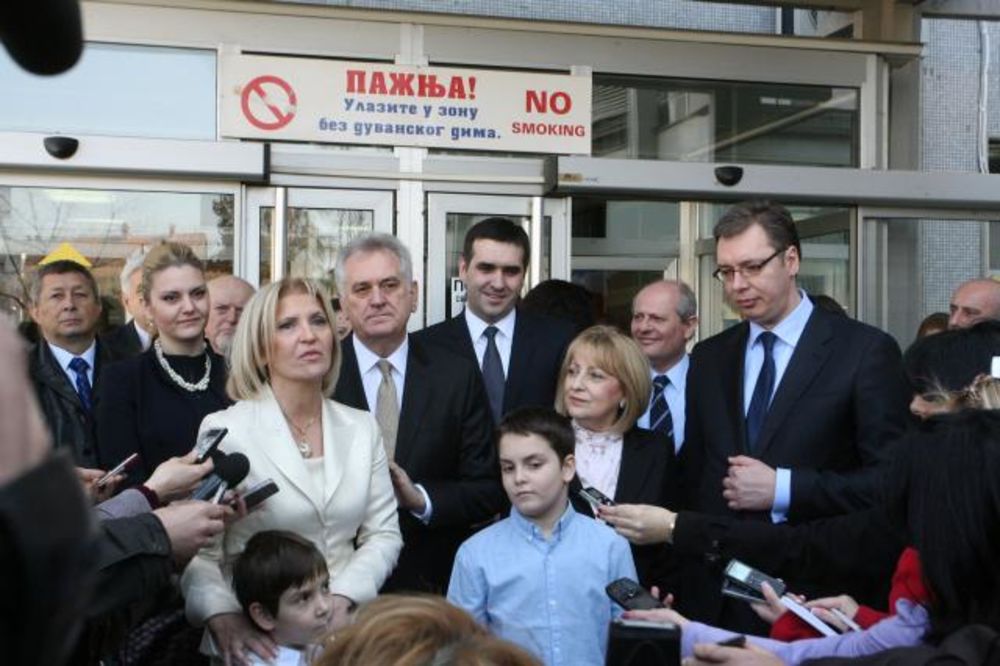 KRAGUJEVAC: Nikolići i Vučić otvorili obnovljeno porodilište