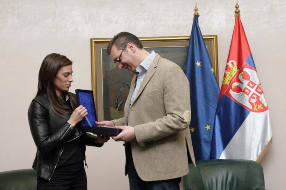 PRIJEM U VLADI SRBIJE: Ivana Španović poklonila medalju Aleksandru Vučiću