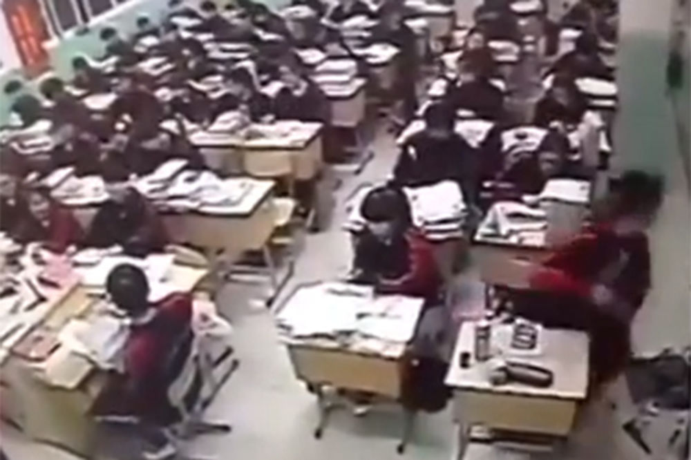 (VIDEO) HOROR U KINI: Srednjoškolac se ubio pred celim odeljenjem!