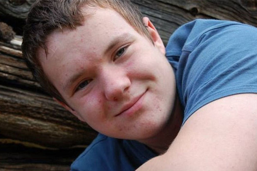 NA IVICI SMRTI: Tinejdžer (14) pao u komu posle 16 sati igranja igrice i energetskih napitaka