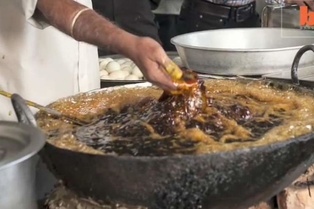 NEVEROVATNO: Kuvar iz Indije rukom meša vrelo ulje!