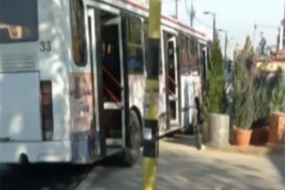 IZGUBIO KONTROLU: Autobus na liniji 33 uleteo u cvećaru kod Trošarine